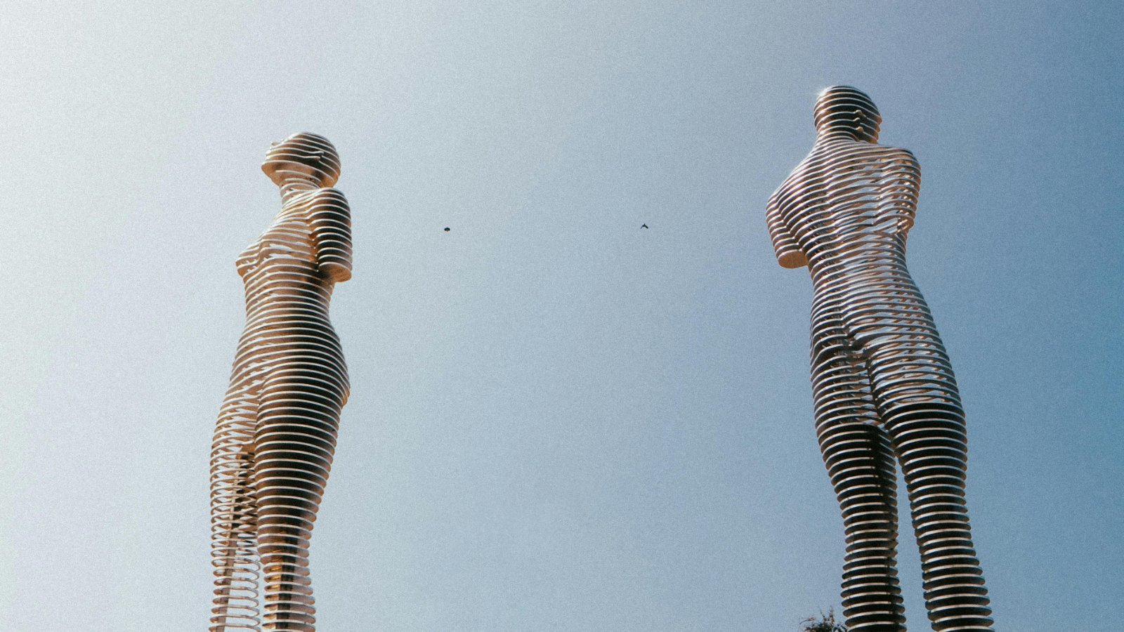 Esculturas que Danzan con el Viento: Arte Cinético en Metal