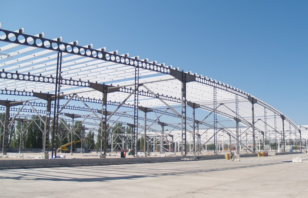 Luces Libres: Por Qué el Acero Resuelve lo que el Hormigón No Puede en Grandes Estructuras