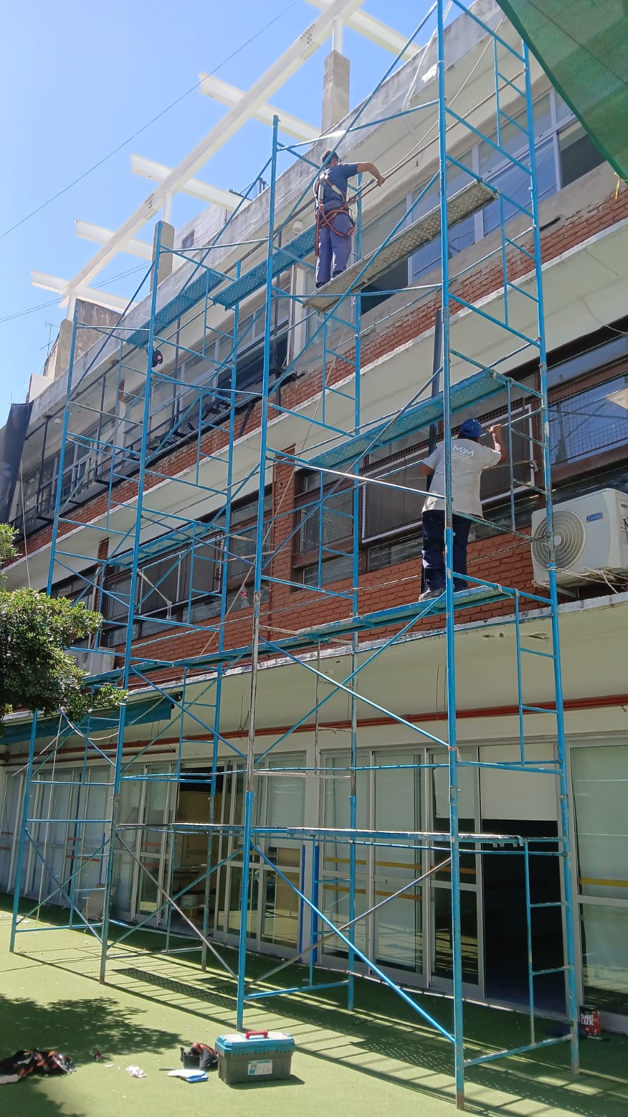 Cerramientos y maseteros Metálicos en fachada - foto 1