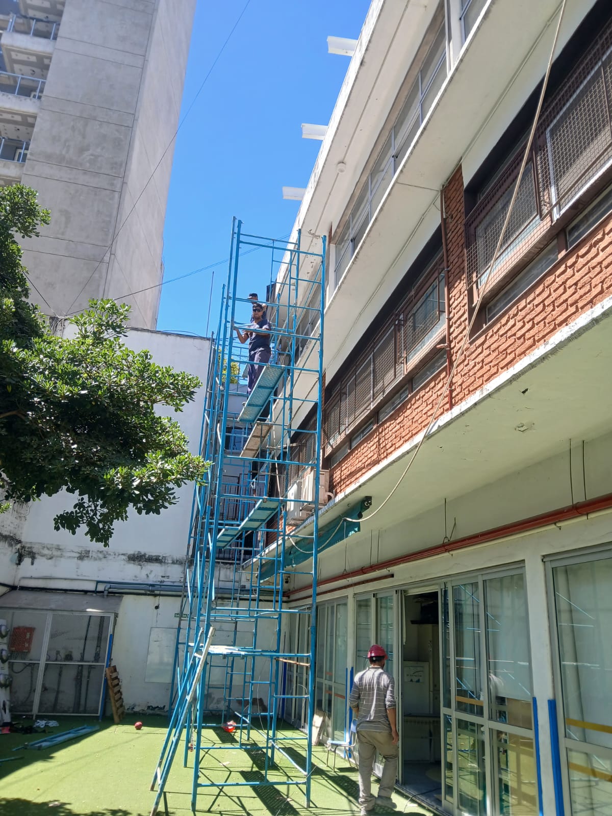 Cerramientos y maseteros Metálicos en fachada - foto 2