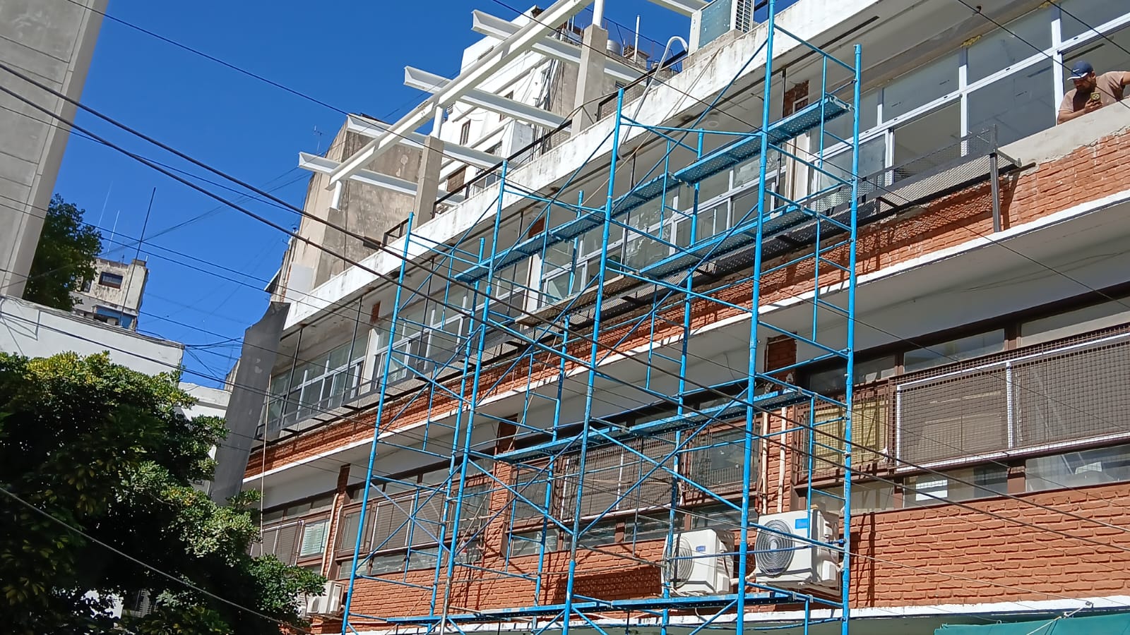 Cerramientos y maseteros Metálicos en fachada - foto 3