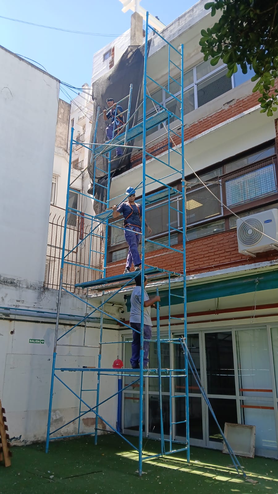 Cerramientos y maseteros Metálicos en fachada - foto 6
