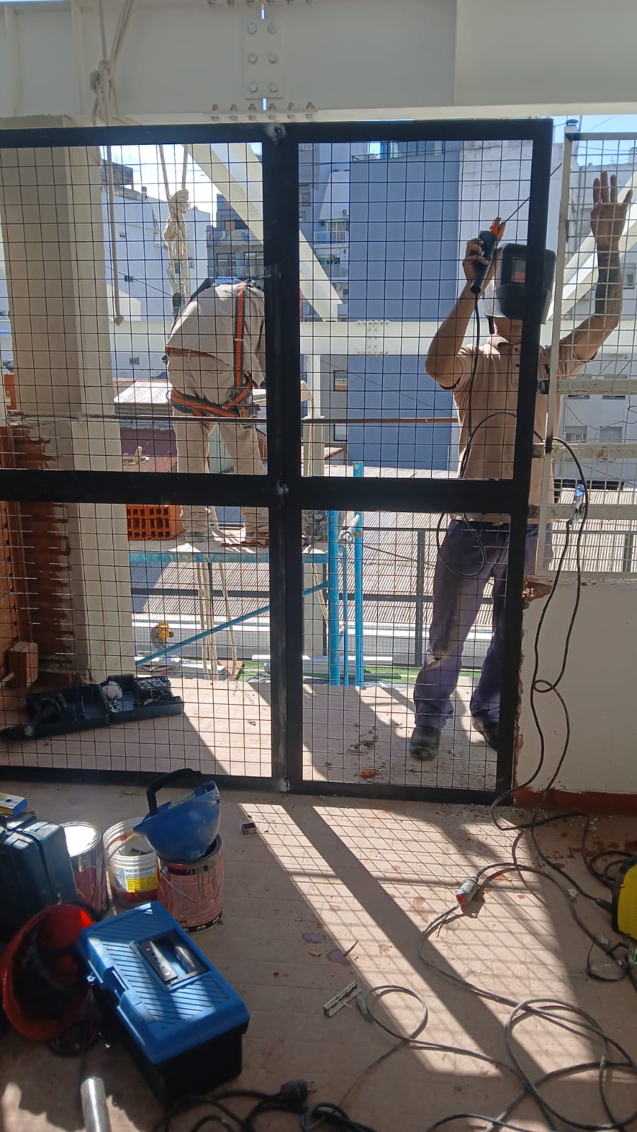 Cerramientos y maseteros Metálicos en fachada - foto 7