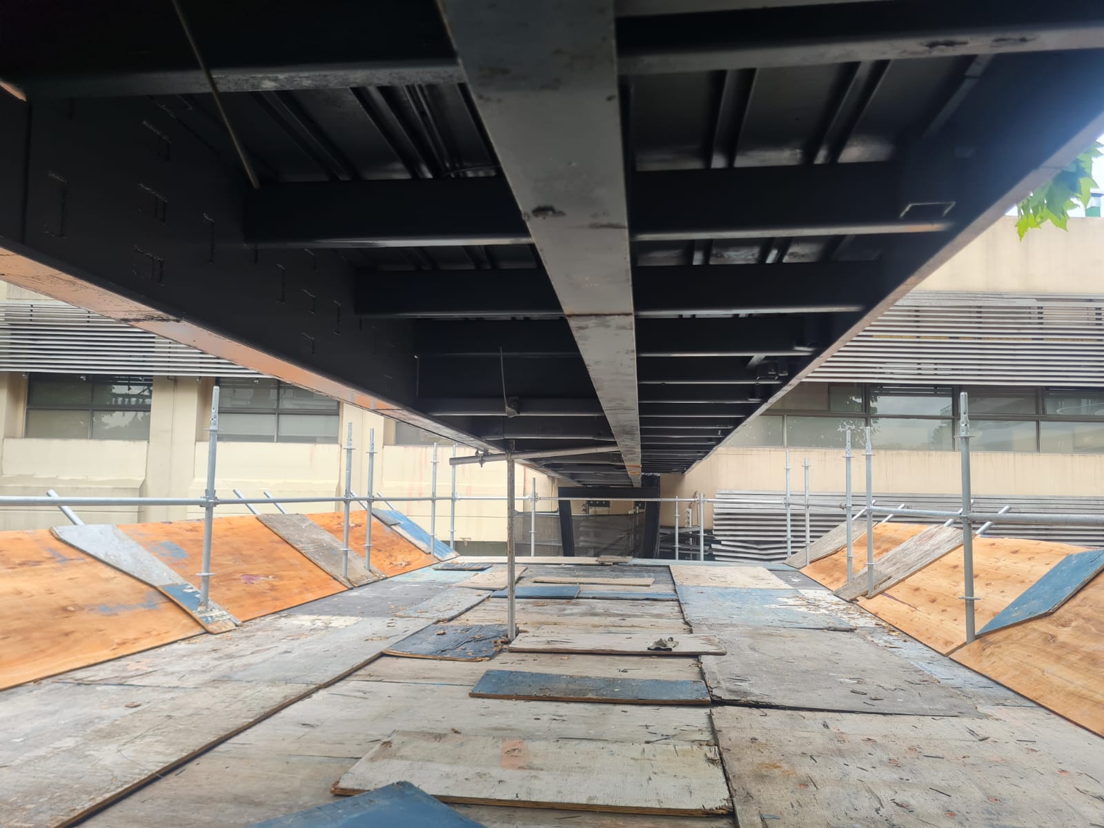 Construcción Puente Metálico Clinica Monte Grande - foto 10