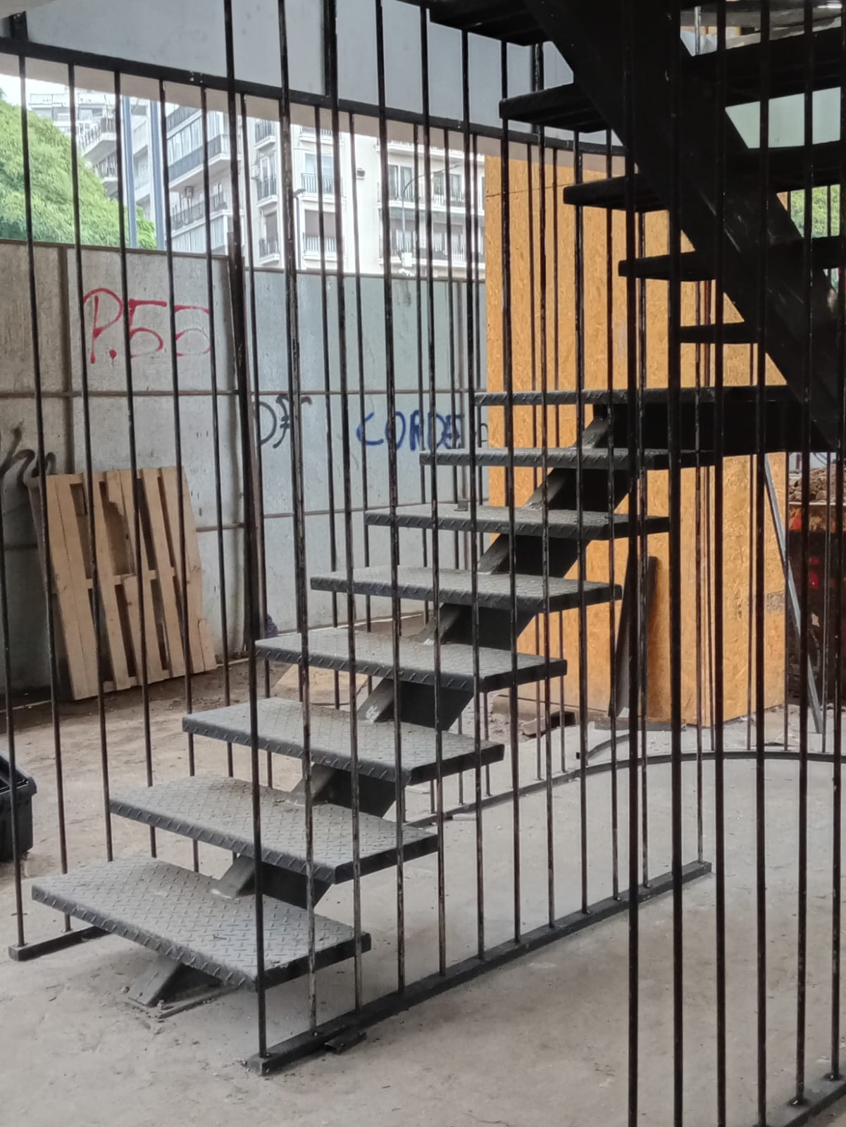Escaleras metálicas según diseño - foto 5