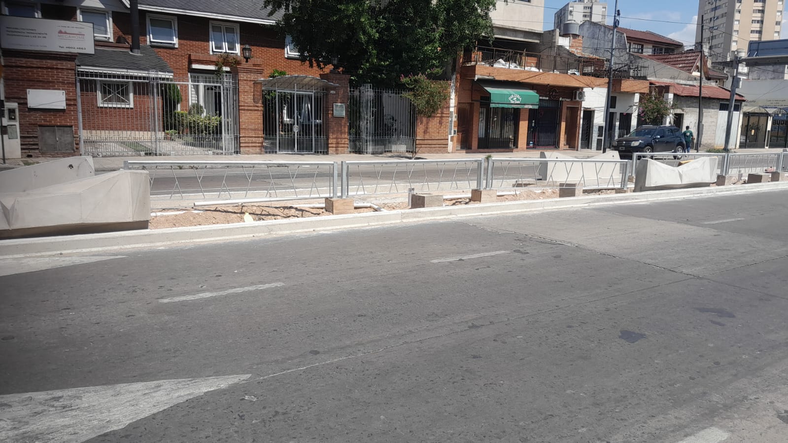 Paradas de Colectivo y rejas peatonales - foto 1