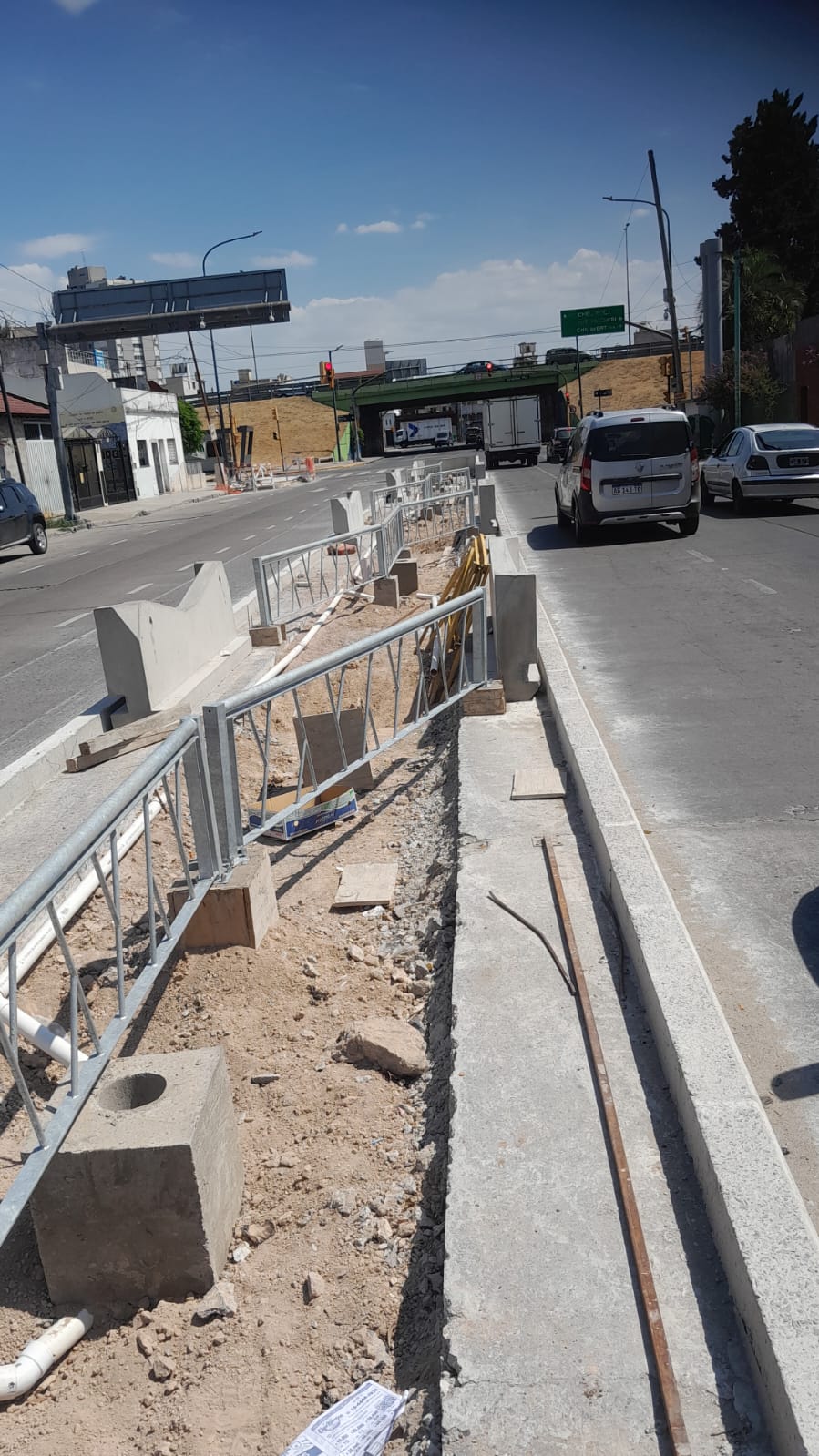 Paradas de Colectivo y rejas peatonales - foto 2