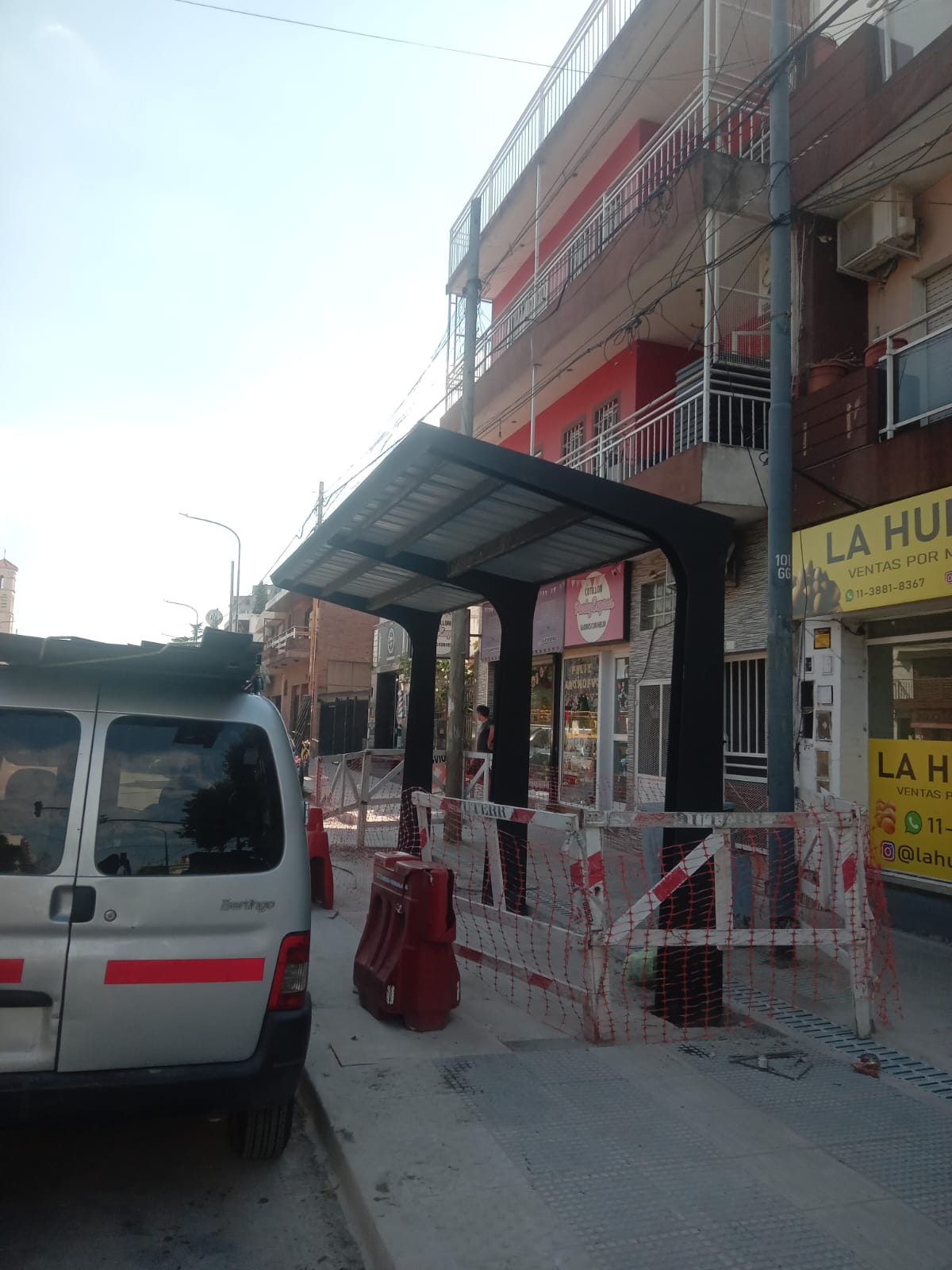 Paradas de Colectivo y rejas peatonales - foto 3