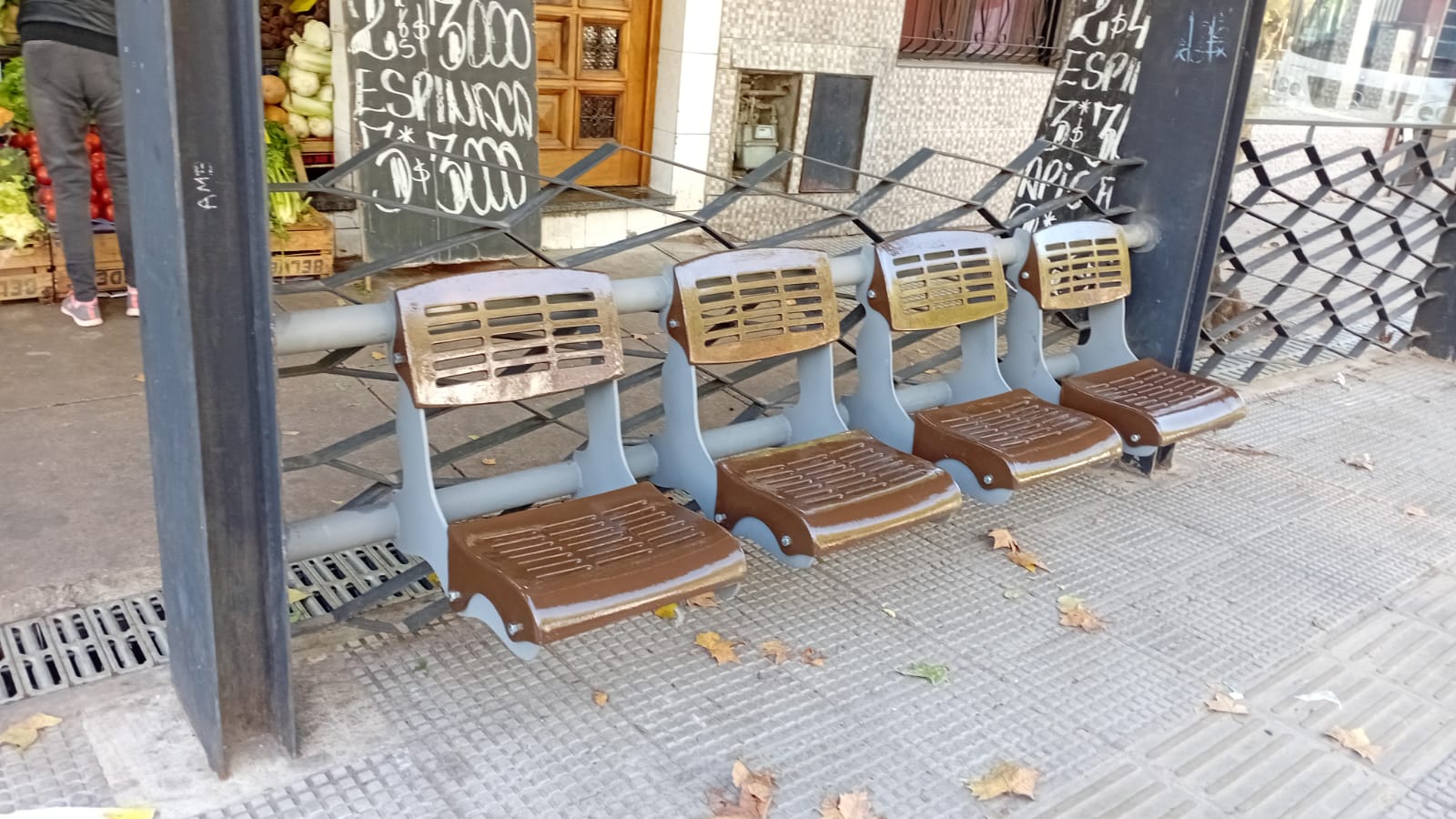 Paradas y resguardos viales - foto 2