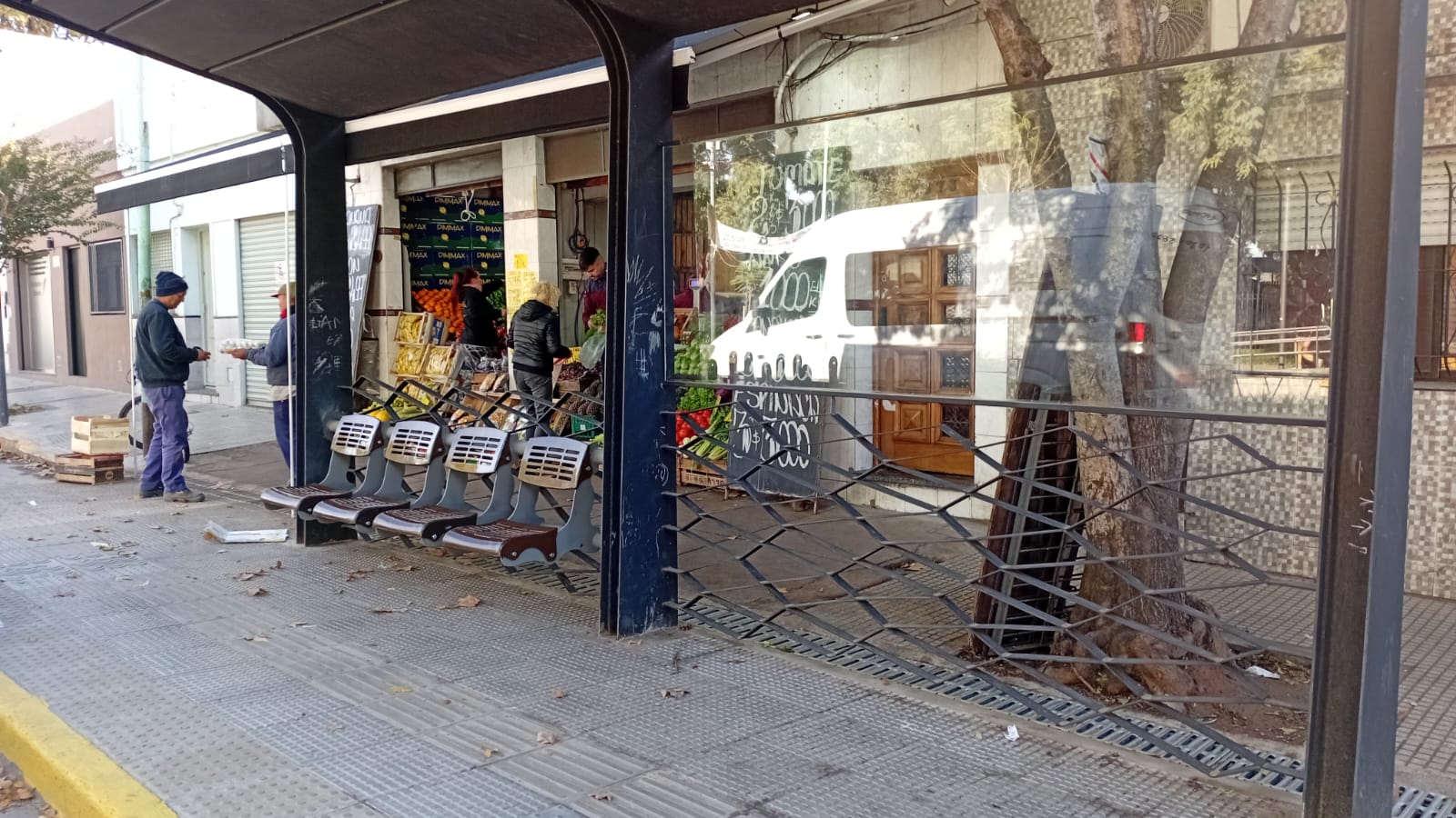 Paradas y resguardos viales - foto 3